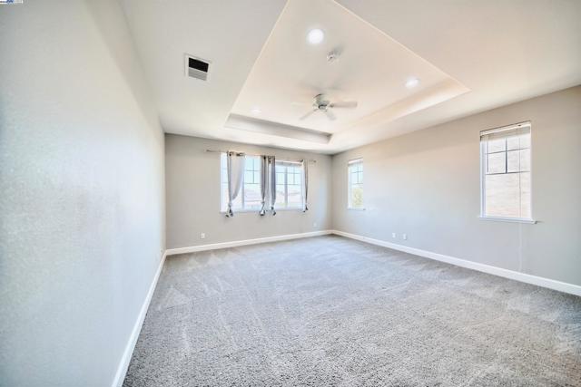 1069 Dry Creek Ct, Lathrop CA: https://media.crmls.org/mediaz/4b473b69-e86f-48fe-a644-92316bafc1f5.jpg