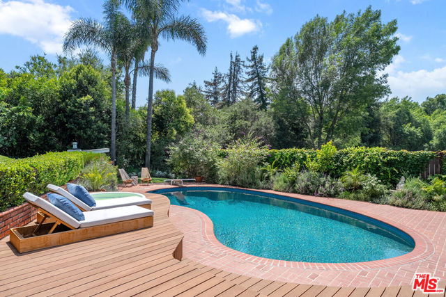 11818 Laurel Hills Road, Studio City CA: https://media.crmls.org/mediaz/4b47afba-31ab-4fcb-abdf-fa3e866f37d2.jpg