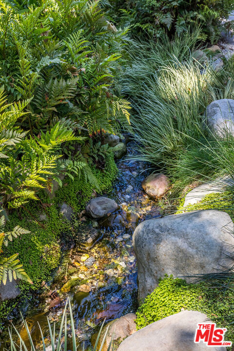 2205 Beverly Glen Place, Los Angeles CA: https://media.crmls.org/mediaz/4b47b0cb-b88f-4a61-b939-50ae93023aea.jpg