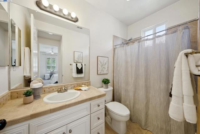 2307 Vineyard Heights Ln, Pleasanton CA: https://media.crmls.org/mediaz/4b47b5f7-b872-4e17-96e1-75a516f5b08e.jpg