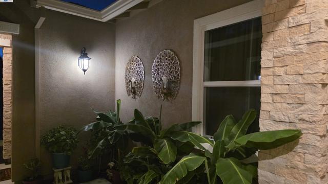 4709 Iron Bird Dr, Folsom CA: https://media.crmls.org/mediaz/4b480fe9-aeb3-409e-bb28-986cfd555bb1.jpg