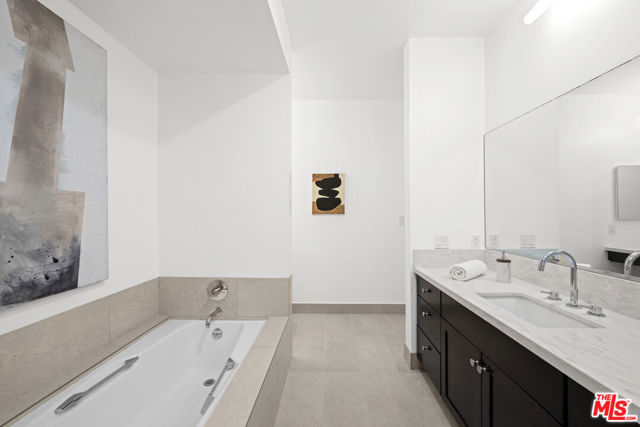 11928 Kiowa Avenue, Los Angeles CA: https://media.crmls.org/mediaz/4b49d77f-ccc3-410c-89f1-4758480ef9d3.jpg
