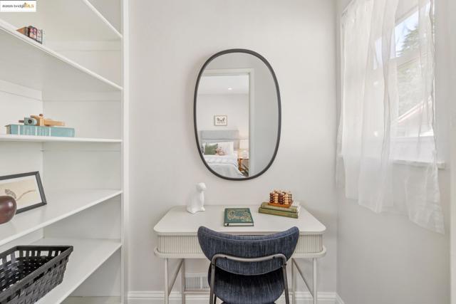 5646 Thornhill Dr, Oakland CA: https://media.crmls.org/mediaz/4b49e788-f21c-40df-abb2-be41493d022f.jpg