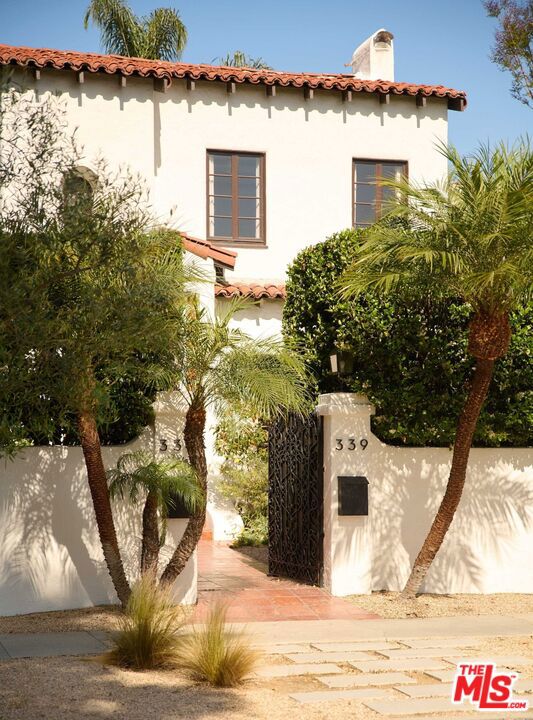 337 N Croft Avenue, Los Angeles CA: https://media.crmls.org/mediaz/4b4a750b-0edf-4319-ba96-a8a3f22c2054.jpg