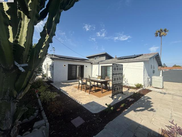 16871 Ross Lane, Huntington Beach CA: https://media.crmls.org/mediaz/4b4b0011-27f9-4fac-ba44-24c3a4b83c9b.jpg
