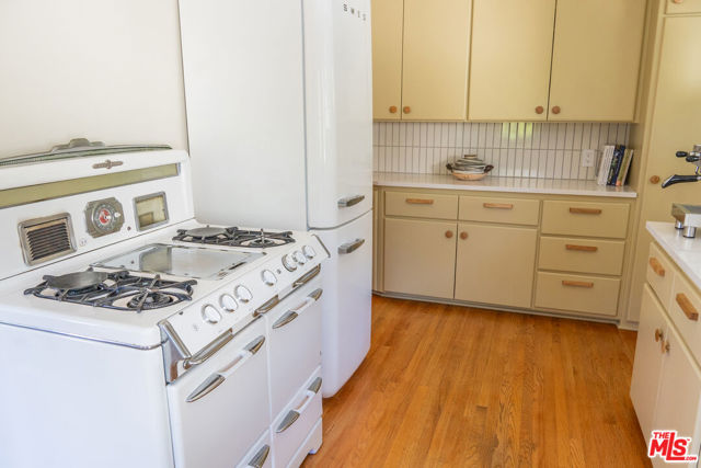 2434 Cazaux Place, Los Angeles CA: https://media.crmls.org/mediaz/4b4b0a5c-6f34-4ce3-987b-667bbef260ef.jpg