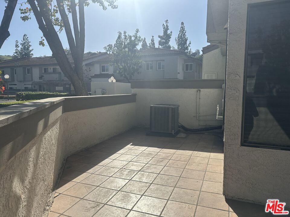 https://media.crmls.org/mediaz/4b4b1189-203f-49fd-9d3d-b6672a06bc46.jpg?preset=X-Large