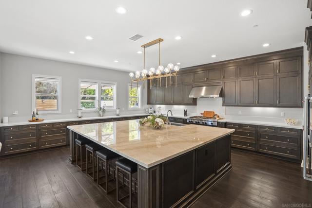 4706 Chase Ct, Carlsbad CA: https://media.crmls.org/mediaz/4b4e4ec3-5fce-4f1f-88cd-77c1dd1948b4.jpg
