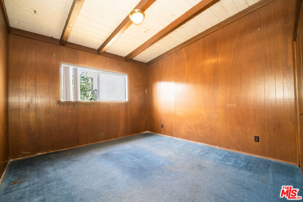 https://media.crmls.org/mediaz/4b4e8abf-215b-411c-b51c-a03e67b51589.jpg?preset=X-Large