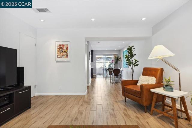 1237 Pine Creek Way, Concord CA: https://media.crmls.org/mediaz/4b4f9601-1e31-4785-9e5a-8538fb6a7525.jpg
