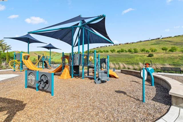 7259 Lembert Hills Dr, Dublin CA: https://media.crmls.org/mediaz/4b4f9d19-626c-4ee4-a153-ff71d983df04.jpg