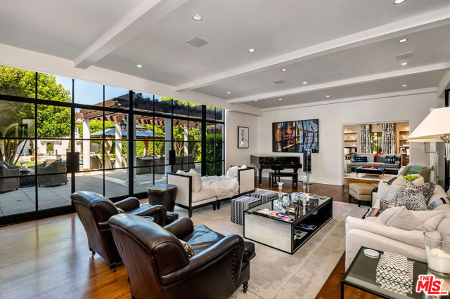 722 N Maple Drive, Beverly Hills CA: https://media.crmls.org/mediaz/4b4f9f23-d937-4514-b3b3-804bccbf5dff.jpg