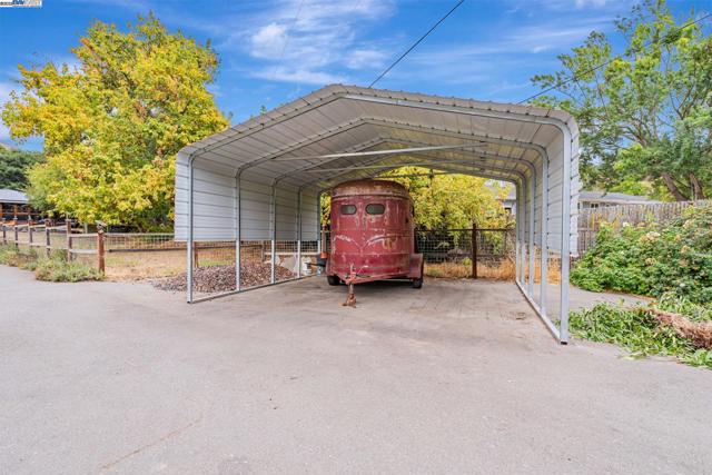 6703 Crow Canyon Rd, Castro Valley CA: https://media.crmls.org/mediaz/4b4fc912-9d82-4450-853a-72a83f331a2a.jpg
