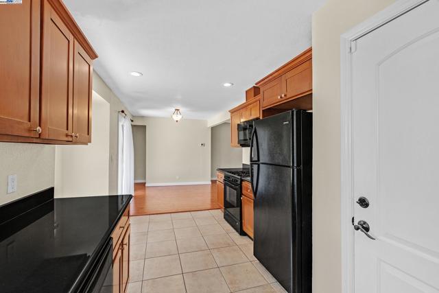 22013 Queen St, Castro Valley CA: https://media.crmls.org/mediaz/4b4ffc50-e18e-4e70-98a7-133a45cc61ec.jpg