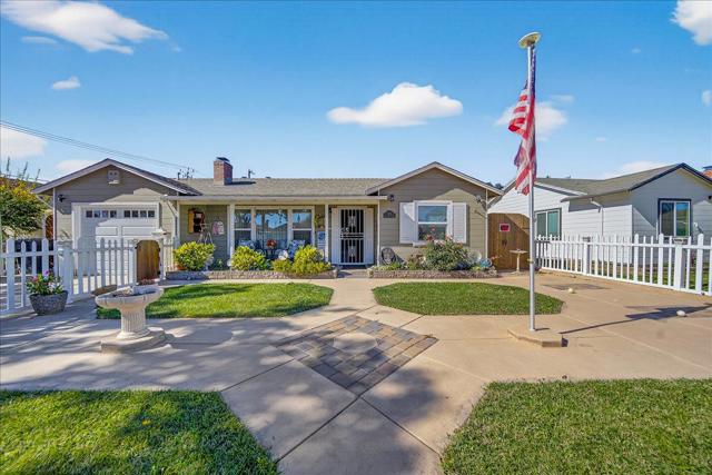 221 Tapadero Street, Salinas CA: https://media.crmls.org/mediaz/4b50444e-6938-4965-8a14-06a335c1bdf2.jpg