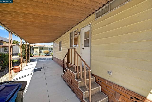 1474 Wakefield Dr, Hayward CA: https://media.crmls.org/mediaz/4b5176a0-70d2-44e7-89c3-57308e16b6c2.jpg