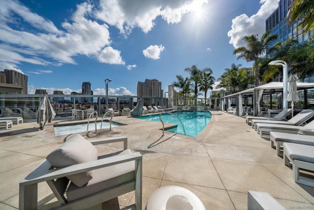 888 W E St, San Diego CA: https://media.crmls.org/mediaz/4b51e133-6aea-4b8e-9ebf-980118c85067.jpg