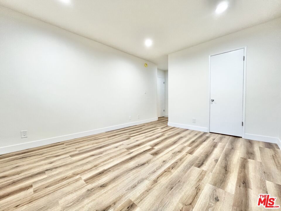 https://media.crmls.org/mediaz/4b52616f-5df8-44bf-944a-f5cde893543a.jpg?preset=X-Large
