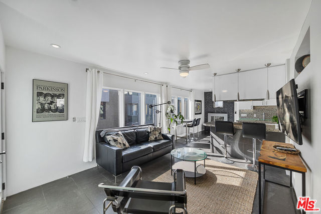 11 24th Avenue, Venice CA: https://media.crmls.org/mediaz/4b52d720-ea27-4515-a2e9-0f7aaba9c440.jpg