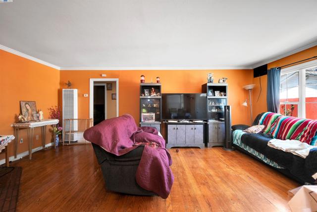 6133 Seminary Ave, Oakland CA: https://media.crmls.org/mediaz/4b52f75b-f21d-4b42-8ce9-d62e409ccd56.jpg