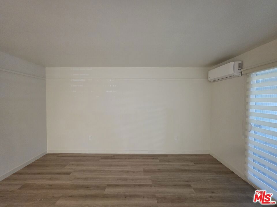 https://media.crmls.org/mediaz/4b531bf3-7642-495b-92fb-e3804be92391.jpg?preset=X-Large