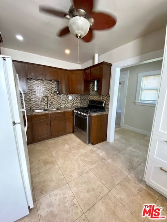 8866 Cadillac Avenue, Los Angeles CA: https://media.crmls.org/mediaz/4b53ae3b-6a64-491d-8a23-3ae79930b71c.jpg
