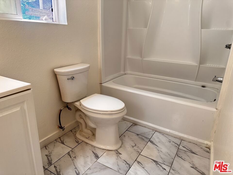 https://media.crmls.org/mediaz/4b53b3c4-8b80-4038-86ba-19d2bf44d9e6.jpg?preset=X-Large