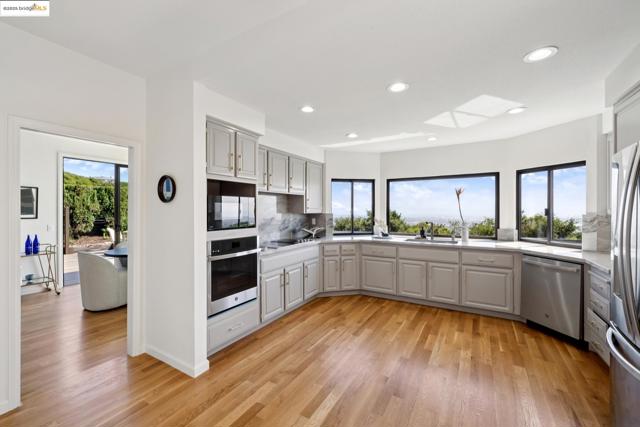 6019 Ridgemont Dr, Oakland CA: https://media.crmls.org/mediaz/4b5461f9-0db6-4439-b95b-1f283dfed38e.jpg