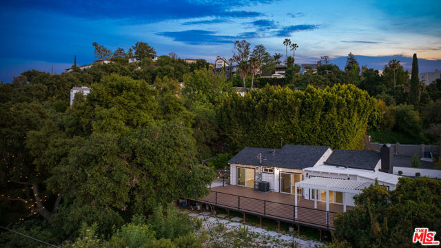 11775 Laurelwood Drive, Studio City CA: https://media.crmls.org/mediaz/4b54fc5e-e7b4-4ede-bb47-66d84f0ae688.jpg