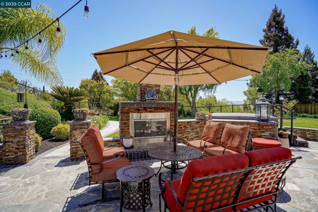 219 Nottingham Pl, Danville CA: https://media.crmls.org/mediaz/4b551ec6-722c-49c6-a18f-357ab44e9411.jpg
