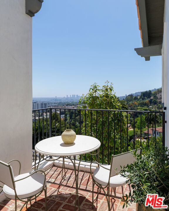 7100 La Presa Drive, Los Angeles CA: https://media.crmls.org/mediaz/4b5525ca-f51b-42e9-881a-4a3cfecbb146.jpg