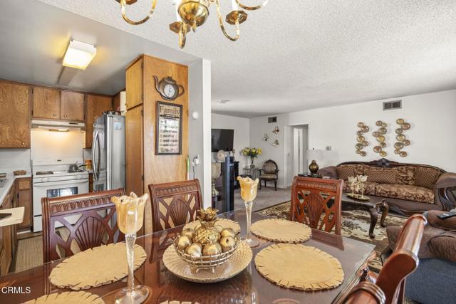 1401 Glenwood Drive, Oxnard CA: https://media.crmls.org/mediaz/4b552e23-e1f2-422e-8b6b-239fe72bc5ff.jpg