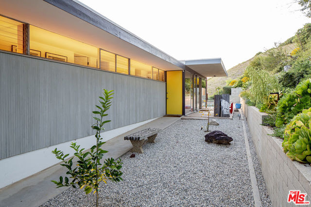 1531 N Tigertail Road, Los Angeles CA: https://media.crmls.org/mediaz/4b55c77c-fc6f-4841-9b10-aaca849c3bed.jpg