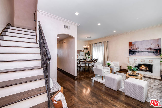 4125 W Hood Avenue, Burbank CA: https://media.crmls.org/mediaz/4b563d44-3c5b-4862-8852-015db13238c3.jpg