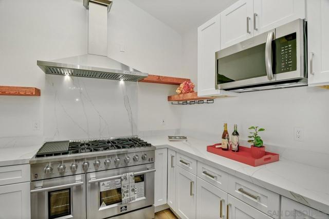 1935 Nautilus St, La Jolla CA: https://media.crmls.org/mediaz/4b5689b5-eec8-4b90-aebf-e5b3453be91c.jpg