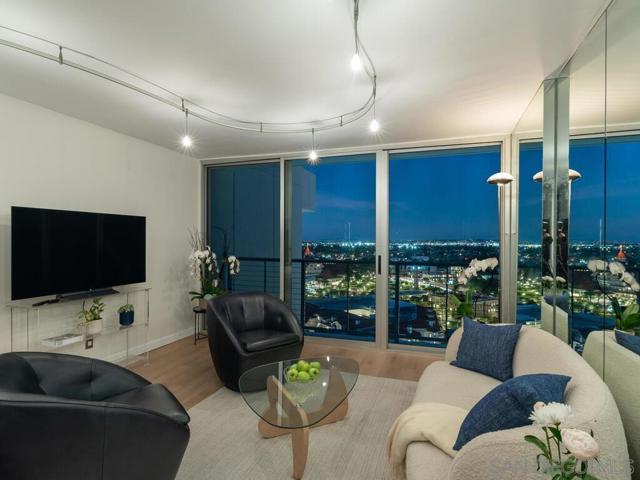 1720 Avenida del Mundo, Coronado CA: https://media.crmls.org/mediaz/4b56b2a2-6526-463e-bda4-9352f3671eed.jpg