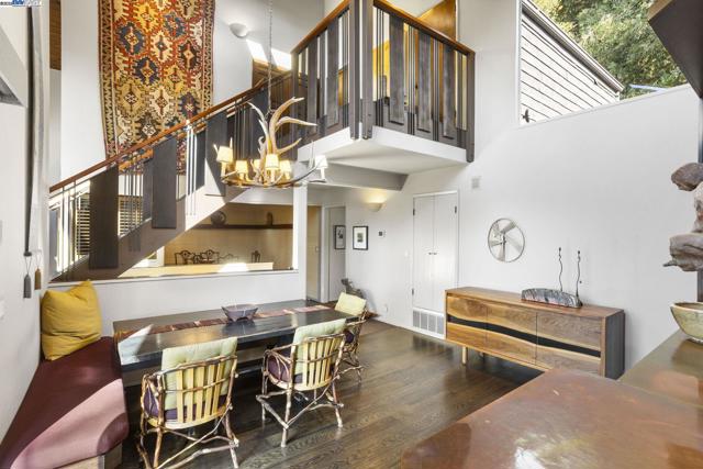 3 Abbott Way, Piedmont CA: https://media.crmls.org/mediaz/4b57fe4e-21d1-4f1f-9738-d9dd3dc11a07.jpg