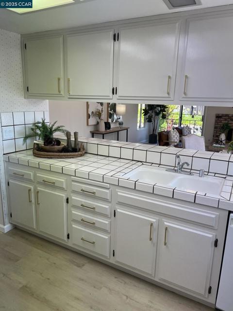 5040 Murchio Dr, Concord CA: https://media.crmls.org/mediaz/4b596675-3a19-4c39-9917-4c59a39d608f.jpg