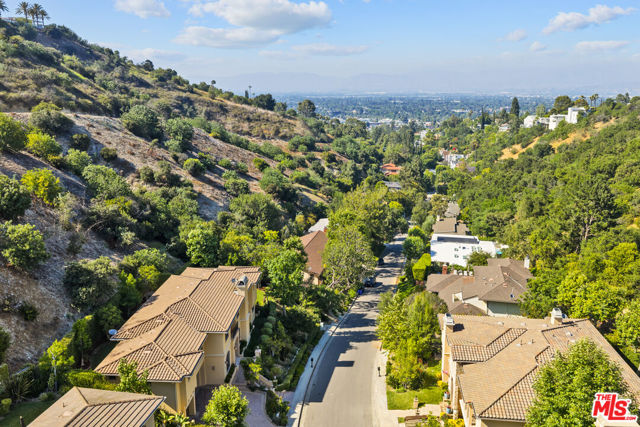 3697 Benedict Canyon Lane, Sherman Oaks CA: https://media.crmls.org/mediaz/4b597d69-a54c-4864-80f1-e6b7b7412113.jpg