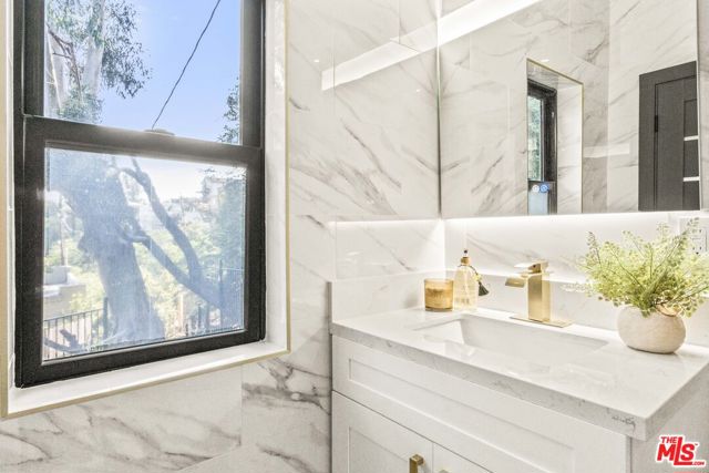 2315 Loma Vista Place, Los Angeles CA: https://media.crmls.org/mediaz/4b5a7ec0-14b7-45b1-ba3c-40093e7c8a08.jpg