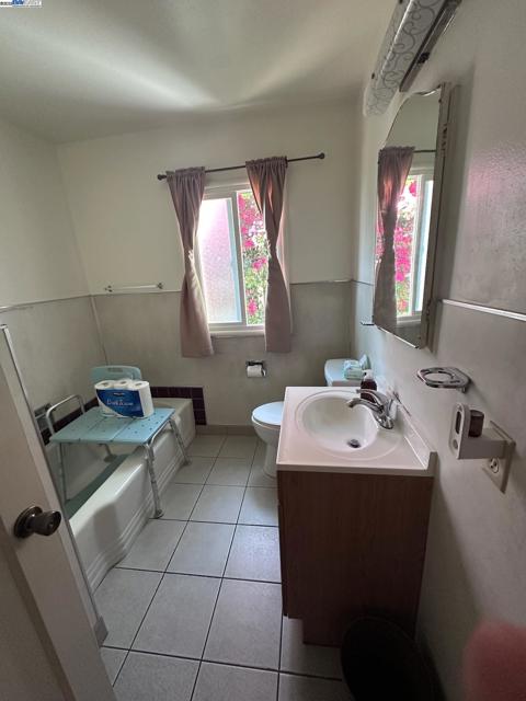 574 Juana Ave, San Leandro CA: https://media.crmls.org/mediaz/4b5db27e-30cc-401e-9f8c-fde37ea19d6c.jpg