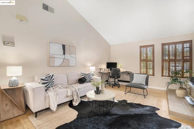 1039 Village Oaks Drive, Martinez CA: https://media.crmls.org/mediaz/4b5f7eab-de59-491e-9121-8427fca61045.jpg