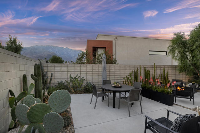 885 Fountain Drive, Palm Springs CA: https://media.crmls.org/mediaz/4b602029-d392-433c-9737-92dd6df7e613.jpg