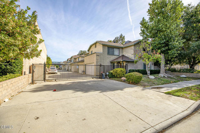 Detail Gallery Image 6 of 46 For 7046 De Celis Pl #2,  Van Nuys,  CA 91406 - 2 Beds | 3 Baths