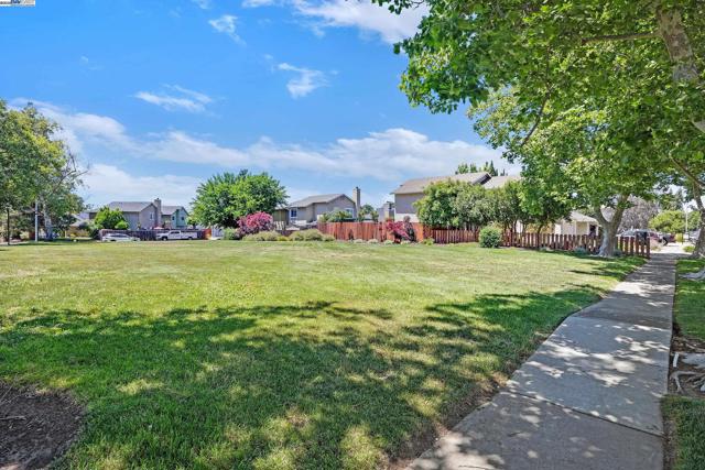 2236 Oakland Ave, Pleasanton CA: https://media.crmls.org/mediaz/4b61df8c-7b5f-4870-a52f-47feda6edb4a.jpg