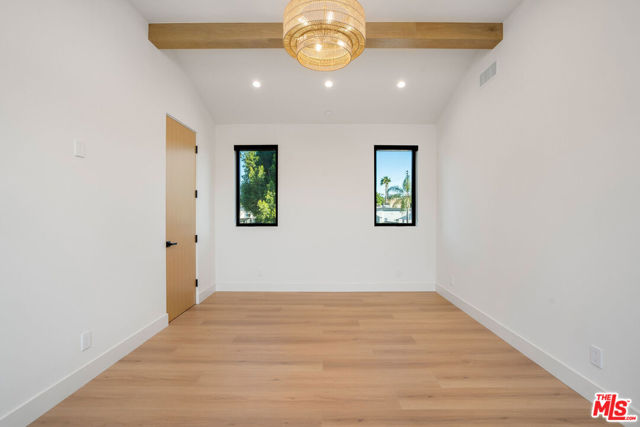 5660 Winnetka Avenue, Woodland Hills CA: https://media.crmls.org/mediaz/4b62b3ba-53a3-4e63-a8e8-9c4427102222.jpg