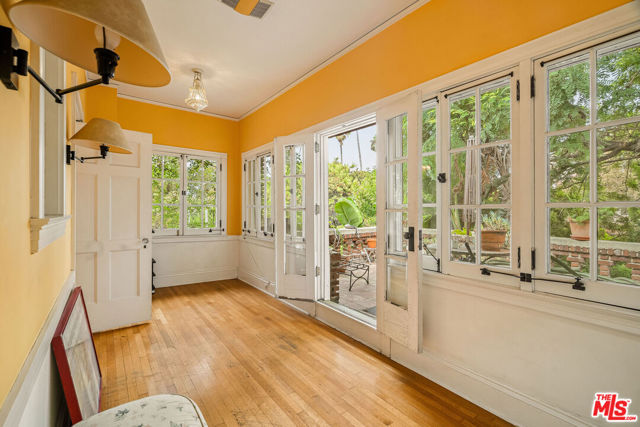 1130 Westchester Place, Los Angeles CA: https://media.crmls.org/mediaz/4b64d5f5-4a62-4c23-b611-25db87122f73.jpg