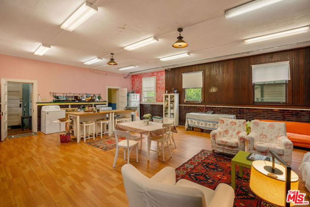 1130 Westchester Place, Los Angeles CA: https://media.crmls.org/mediaz/4b658a0c-da24-43bc-ac1b-5ec8b4d249c4.jpg
