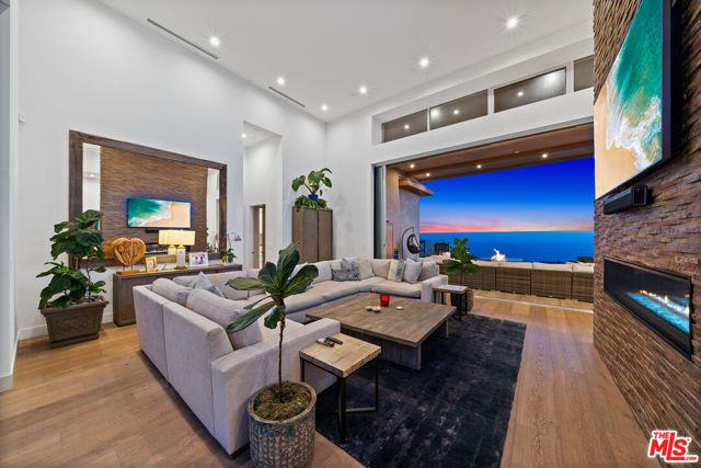 10715 Yerba Buena Road, Malibu CA: https://media.crmls.org/mediaz/4b67c51d-52cb-4353-9e47-0702afb56551.jpg