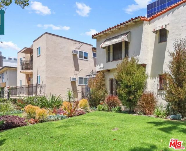 8433 Blackburn Avenue, Los Angeles CA: https://media.crmls.org/mediaz/4b691e6e-b069-41af-8570-6e78a12e8f69.jpg